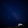 白いベンチと真夏の星空