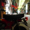 小さなバイク越しに見た商店街