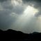 雲の隙間から光が差し込む