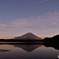 凪な湖畔の夕暮れ