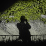 写真エッセイ：風に揺れる自分の影を撮る男の影