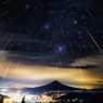 富士山に降り注ぐふたご座流星群 1