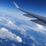 [青い空] 丸窓からの眺めはブルー・一色