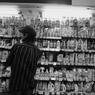 色々な商品を前に談笑