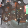 雪の降る街