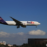 「すかい」FedEx 777-FS2 N884FD 着地前