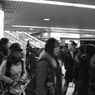 大阪駅前を行き交う人々