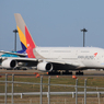 「青が好き」ASIANA A380-841 HL7626 出発です