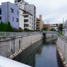 都会の川　