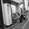 お茶を買う男