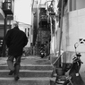 階段を上る男