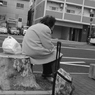 切り株に腰掛ける