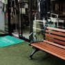 ベンチのある店