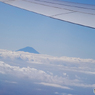 [青い空] 雲の上から富士山を見る