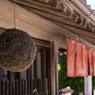 酒屋の軒先に