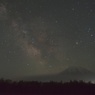 夜霧に霞む羊蹄山と天の川