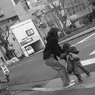 抱っこしようとしています