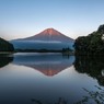 夕暮れの湖畔