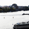 チェコ（７３９）プラハ・カレル橋の遊覧船と風景