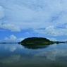 大きな池にある島