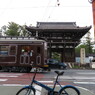 広隆寺と路面電車と自転車