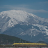 雪景色の伊吹山とドクターイエロー