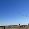 「良い空～」ブルーインパルスの上に落下傘部隊！