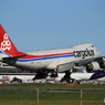 「青い日」Cargolux 747-8 LX-VCG  到着しました