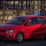 写真句：A red car in the parking lot