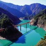 エメラルドグリ－ンの秘境湖上駅