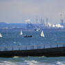 「空色」煙突　と　白いヨット・東京湾