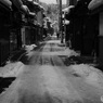 雪の残る路地 (514T)