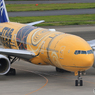  「青が好き」  ☮Landing  羽田国際空港の風景です