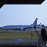 手を振る人①　空港