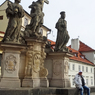 チェコ（８７０）プラハ・カレル橋で聖像と記念撮影のHITO