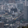 岡山駅を出た黄色い新幹線　遠景