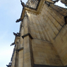チェコ（９１５）プラハ城の角と青い空・ 沢山の聖像が上から見てる？