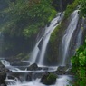 川霧が立ち昇る吐竜の滝