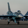 タキシング中のF-2A戦闘機