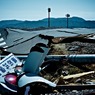 倒れた信号、めくれた道路