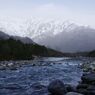 雪融けの高瀬川と春霞の北アルプス（蓮華岳）