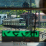 すれ違う電車を前方に