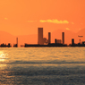 ☀    東京湾の夕暮れ　✈が見える
