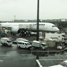 「雨」今乗って来た  飛行機を撮る