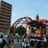 高麗川駅ロータリーを通る