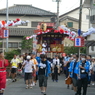 住宅地を曳行