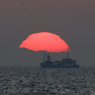 「スカイ」東京湾の船と夕焼け