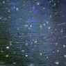 雨も水面もあじさい色