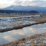 高原山と空が映る川（2月7日）