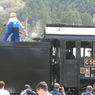 給炭作業中